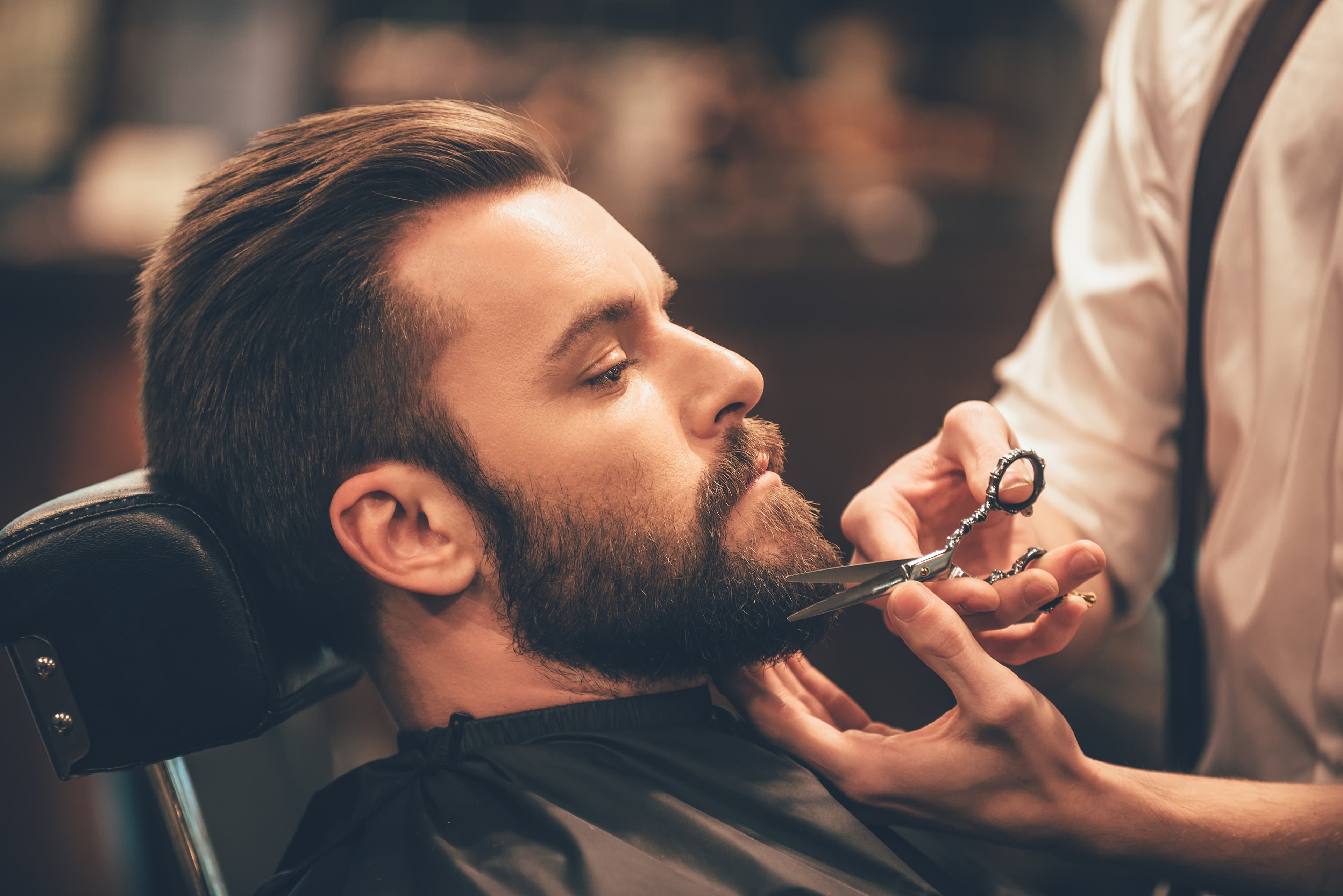Anthony, maître barbier chez Légende du Barbier, au travail