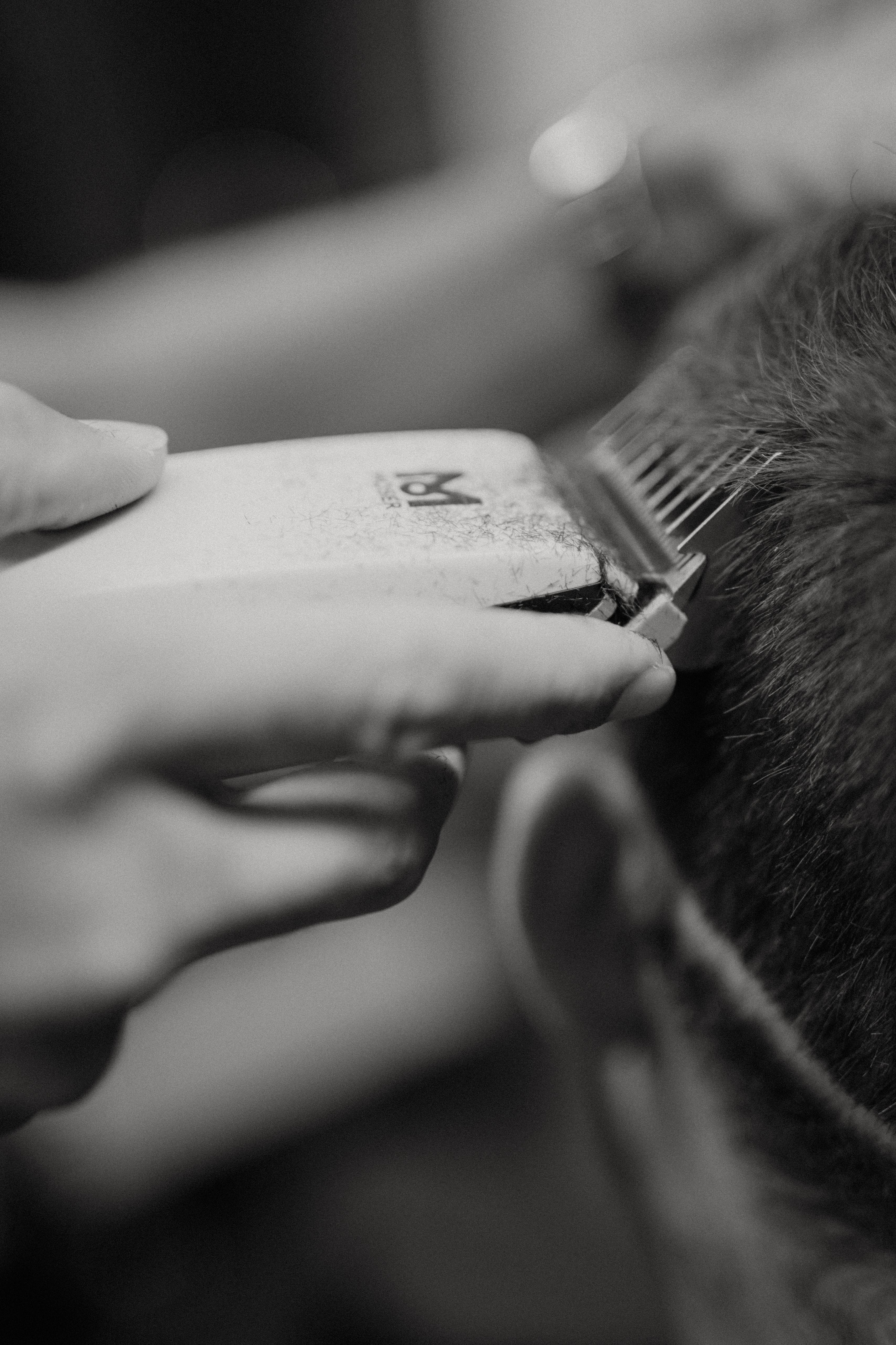 Anthony en plein travail sur une coupe tendance